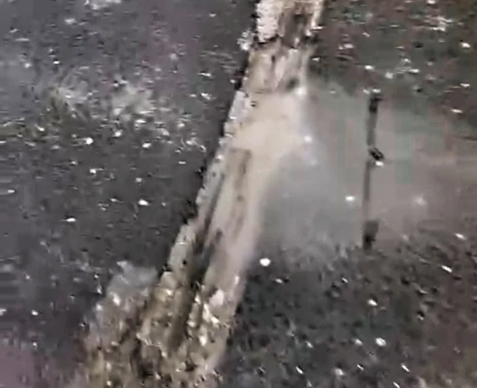 Körfez’de tehlike saçan yol: Asfalttan kablolar çıktı!