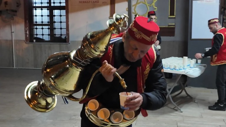 Çayırova’da Ramazan geleneği şerbet ikramıyla yaşatılıyor