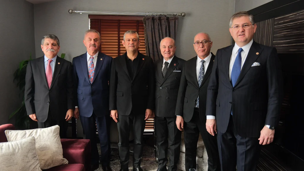 Özgür Özel’den Kocaeli Çıkarması: Miting Öncesi Kritik Toplantı