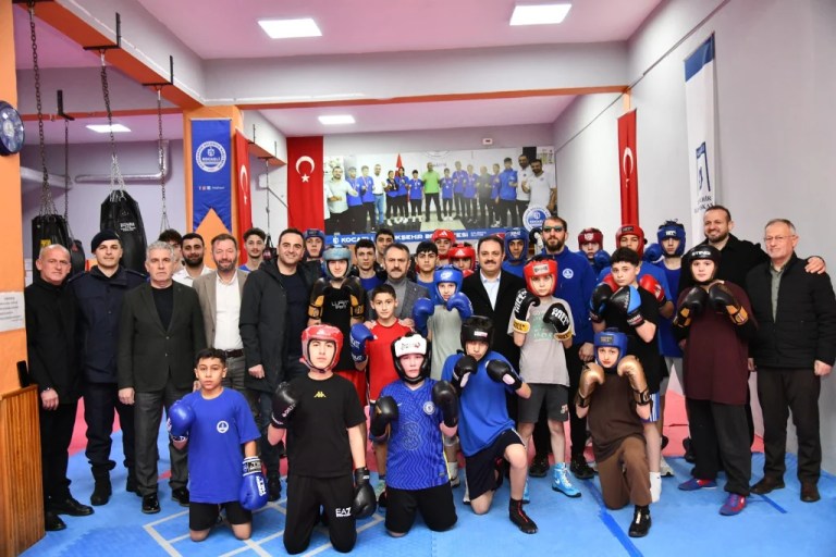 Vali Aktaş’tan Başiskele’deki Boksörlere Moral Ziyareti