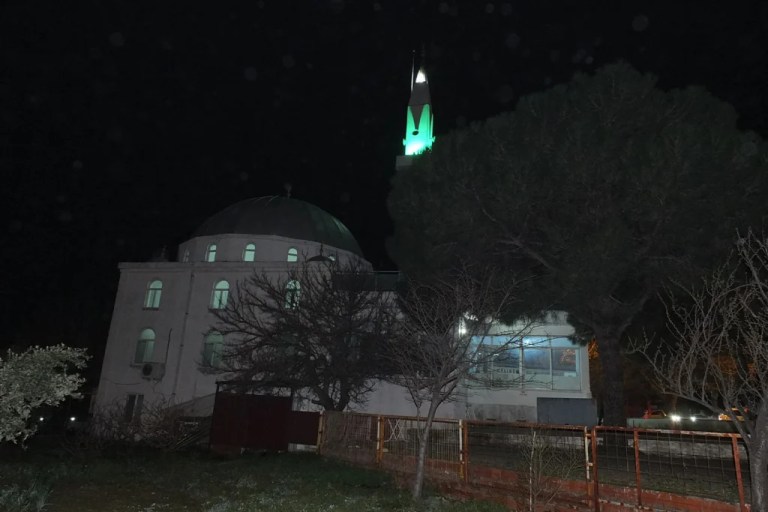 Burhaniye’de Ezan Erken Okundu, Vatandaşlar Yanıldı