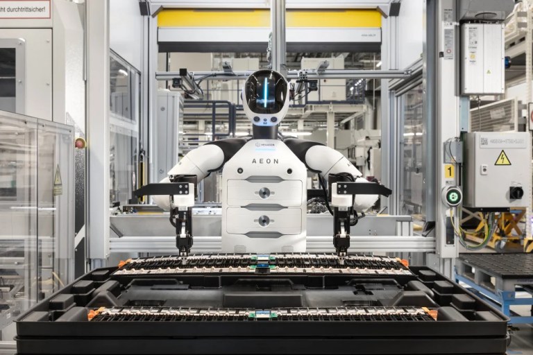 BMW, Almanya’da üretimde yapay zekâlı robotları kullanacak