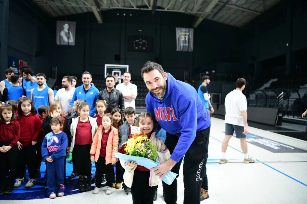 Çayırovalı miniklerden basketbol takımına ziyaret