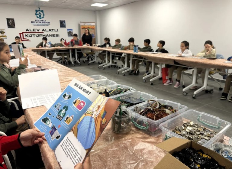 Öğrenciler atık malzemelerle sanata dönüştürdü