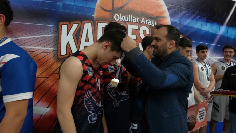 Kocaeli’de kardeşlik kazandı: Okullar Arası Basketbol sona erdi!