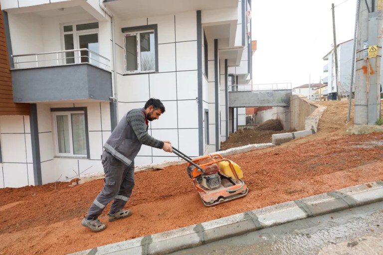 Derince’de yol ve kaldırım düzenlemesi