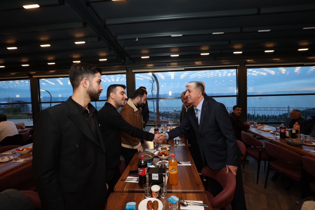 DİLOVASI’NDA RAMAZAN’IN BEREKETİ AYNI SOFRADA PAYLAŞILDI