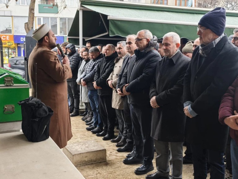 Gebze esnafı Akan Kol’un acı günü: Annesi Asiye Kol vefat etti