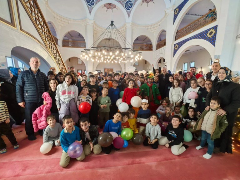 Kirazpınar’da Ramazan coşkusu: Minikler karşıladı