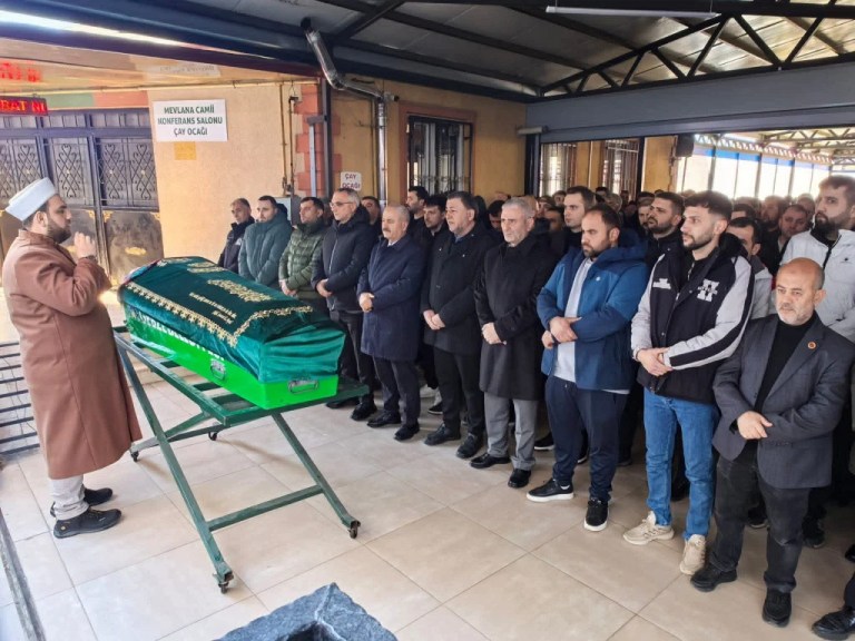 AK Parti Gebze’den Gökçe Ailesine Taziye Ziyareti