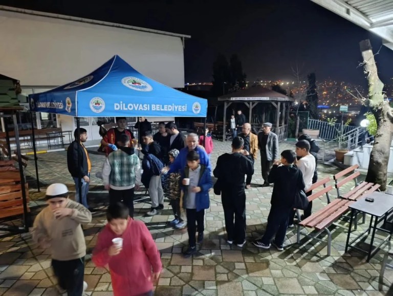 Dilovası’nda teravih sonrası şerbet ikramı