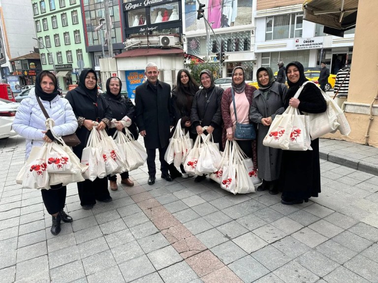 AK Parti Gebze Kadın Kolları Ramazan’da Hane Ziyaretlerine Devam Ediyor