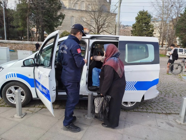 Zabıta ekipleri yaşlı çiftin yardımına koştu!