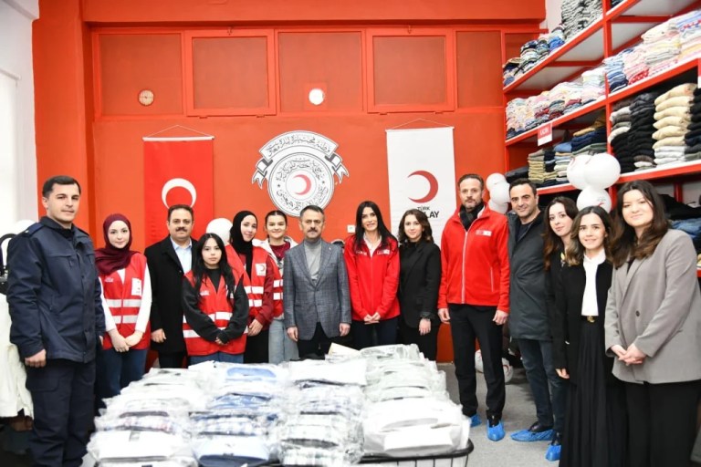 Vali Aktaş’tan Kızılay Başiskele Butik Mağazası’na Ziyaret