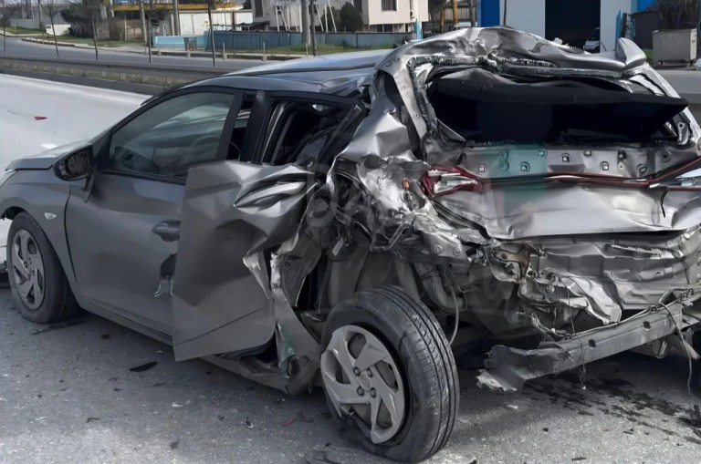 Gebze’de kamyon otomobile çarptı! Yaralı var