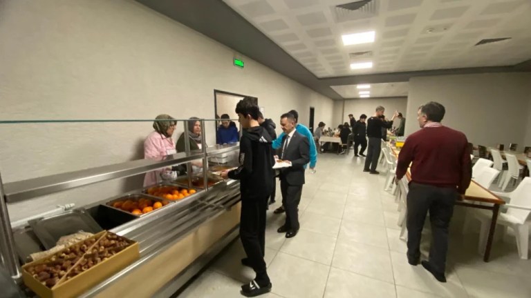 Vali Aktaş, Anadolu İmam Hatip Lisesi öğrencileriyle iftar yaptı