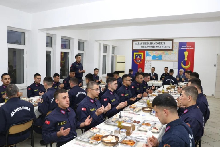 Vali Aktaş, Mehmetçiklerle İftar Sofrasında Buluştu