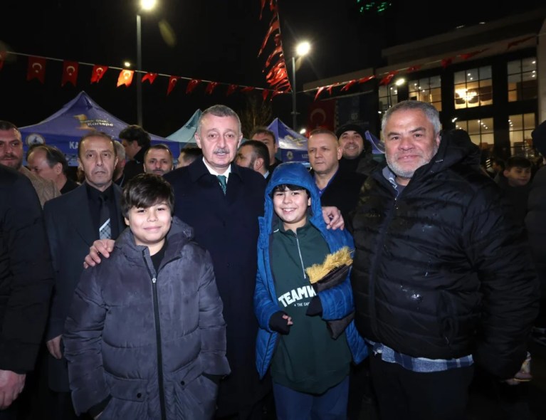 Kartepe Kent Meydanı Camii ilk teravih namazıyla açıldı