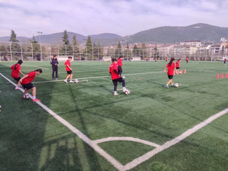Körfez’in genç kızları futbol ligine hazırlanıyor