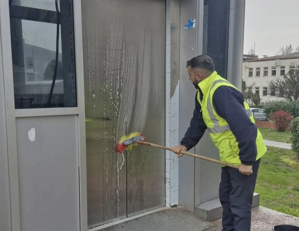 Kocaeli’de Üst Geçit Asansörlerine Hijyen Bakımı