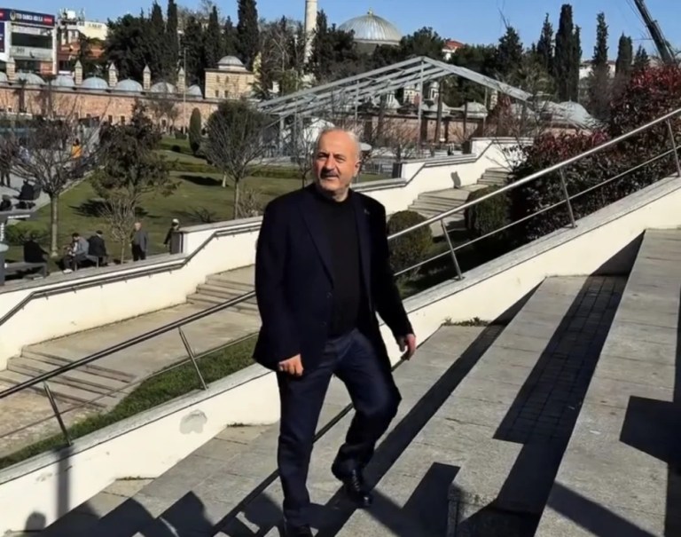 Başkan Büyükgöz’den Gebze Meydanı’nda gençlere türkü sürprizi