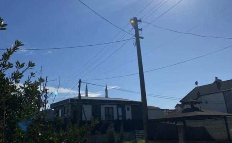 Kartepe’de sokak lambaları gündüz de yanıyor