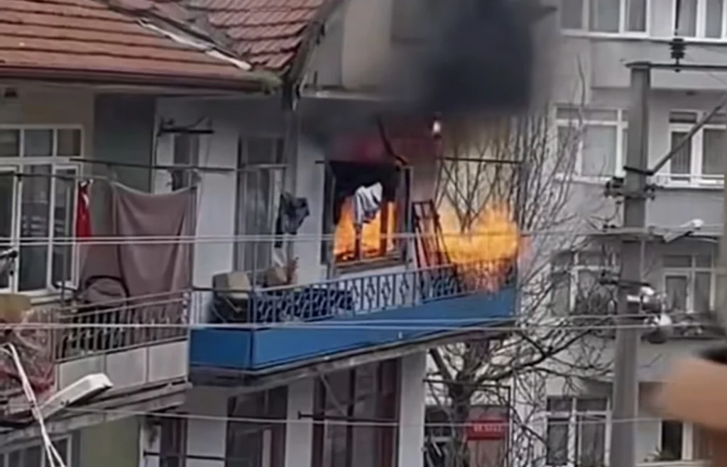 Gölcük’te ev yangını: 2 kişi dumandan etkilendi