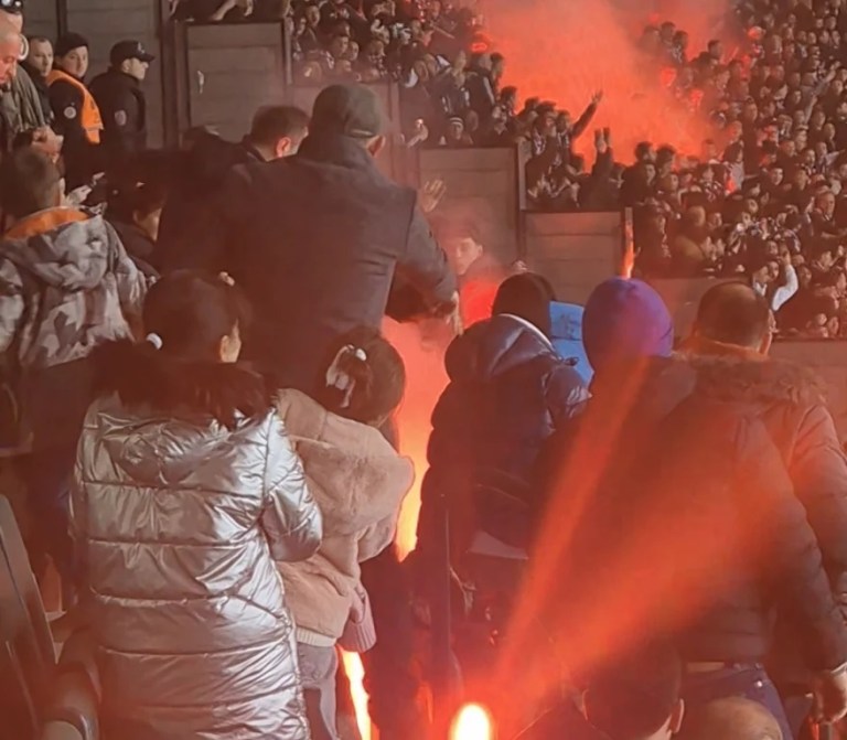 Kocaelispor-Beşiktaş maçında tribünler karıştı: Meşaleler havada uçuştu!