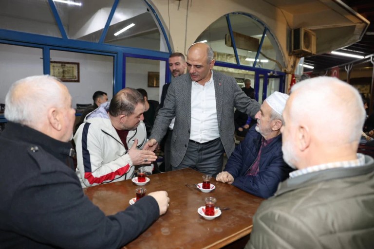 Körfez Belediye Başkanı Söğüt, her akşam vatandaşlarla bir araya geliyor