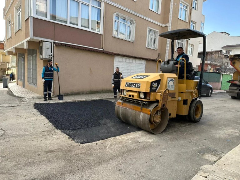 Gebze’de asfalt yama çalışmaları sürüyor
