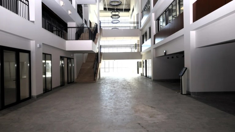 Derince Belediyesi’nin yeni hizmet binası için son hazırlıklar
