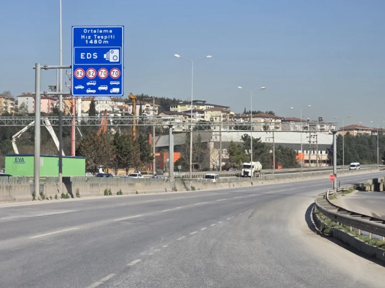 D-100’de yeni hız limitleri: EDS tabelaları güncellendi