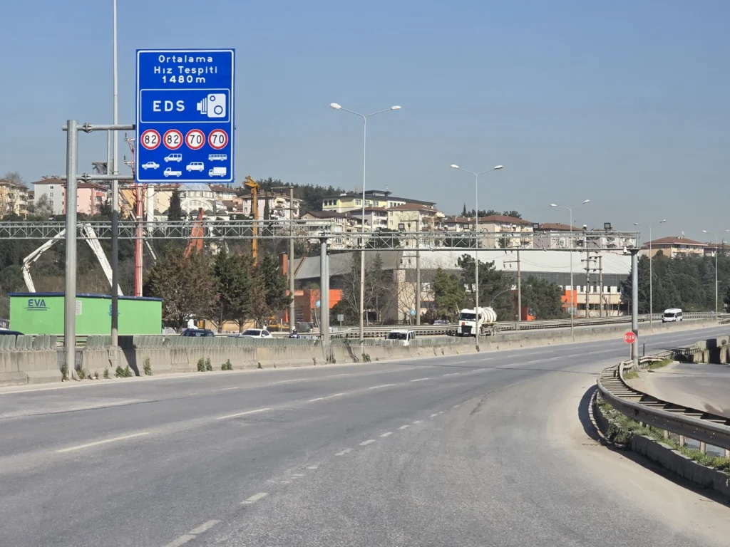 D-100’de yeni hız limitleri: EDS tabelaları güncellendi
