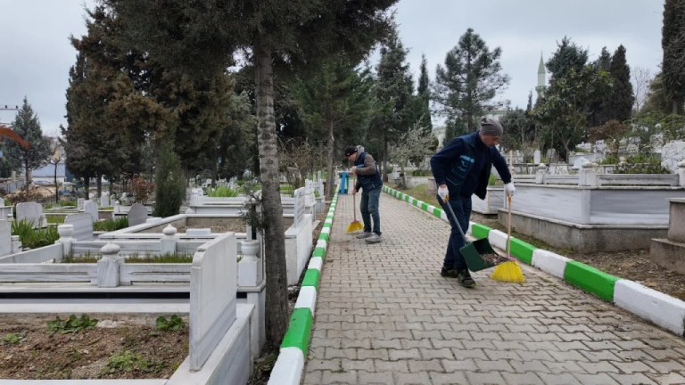 Çayırova’da mezarlıklar bayrama hazır
