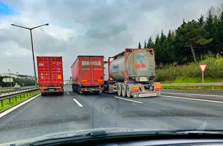 TEM’de tır terörü: Üç şeridi birden kapattılar!