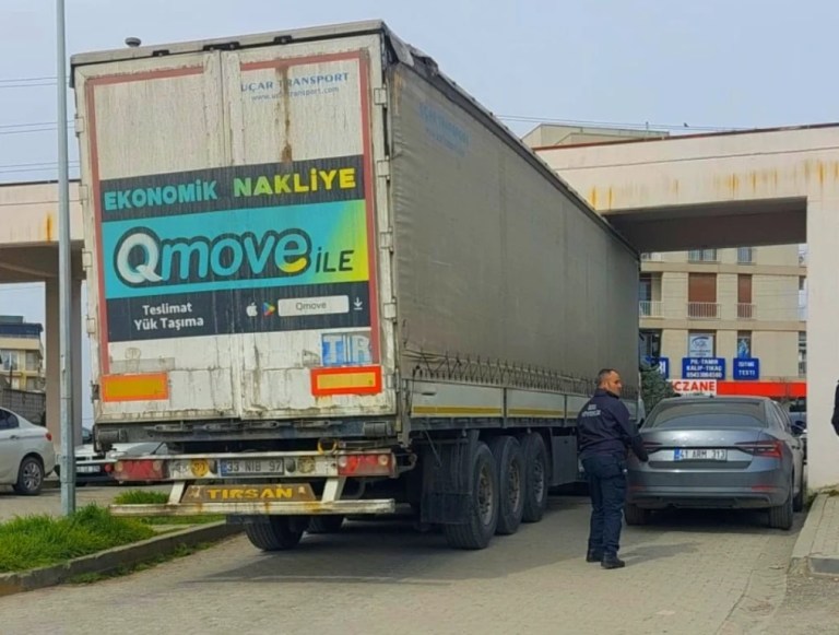 Darıca’da hastane girişinde tır sıkışması trafiği felç etti