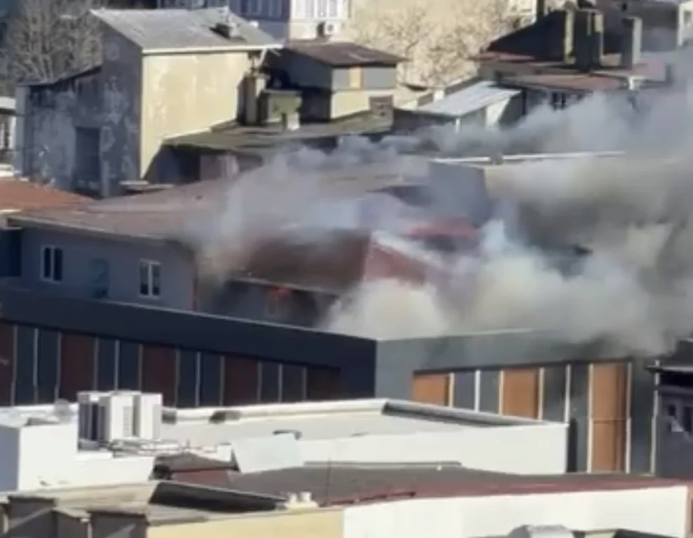 İzmit’te bina çatısında yangın!