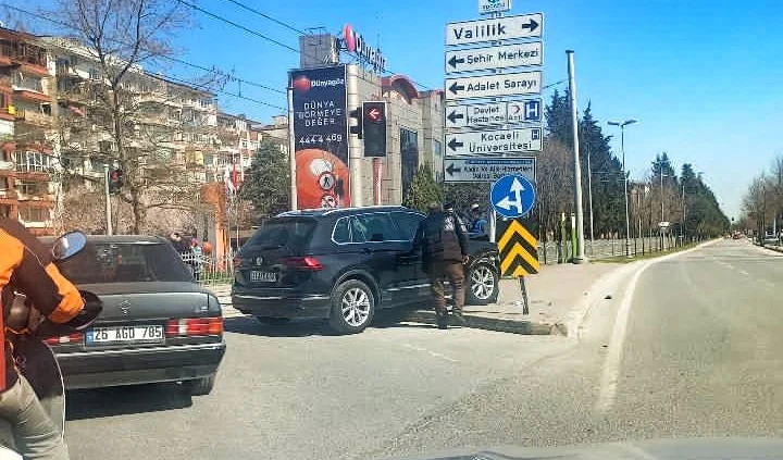 Milli İrade Meydanı’nda otomobil trafik levhalarına çarptı!