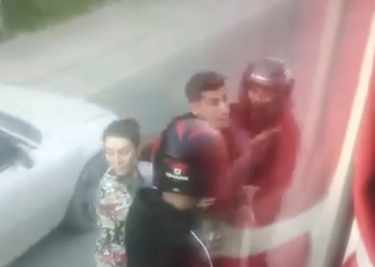 Başiskele’de otomobil sürücüsü servis aracına saldırdı!