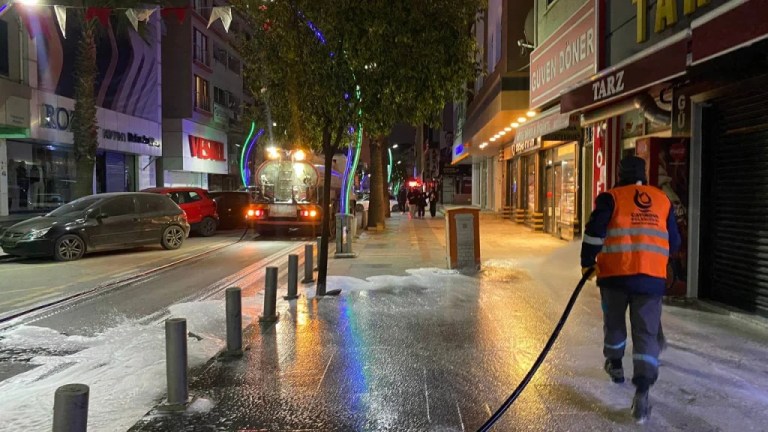 Çayırova’da bayram öncesi cadde temizliği yapıldı