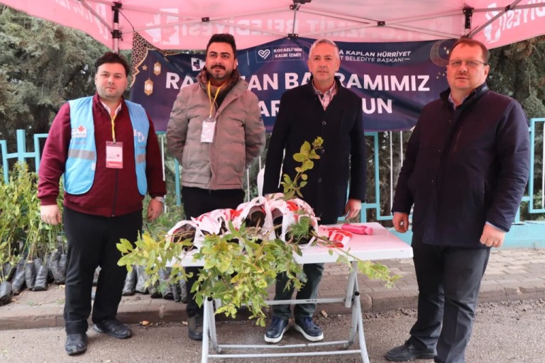 İzmit’te bayram öncesi mezarlıklarda fide dağıtımı