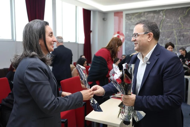 Derince Belediyesi’nden kadın çalışanlara özel kutlama