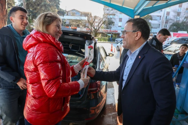 Başkan Gökçe’den Derinceli Kadınlara Çiçek Jest