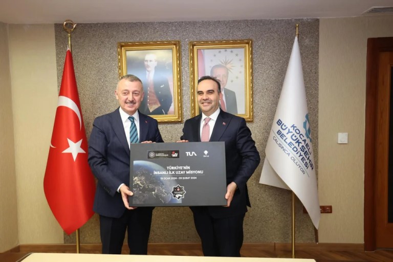 Bakan Kacır Kocaeli Büyükşehir’i ziyaret etti