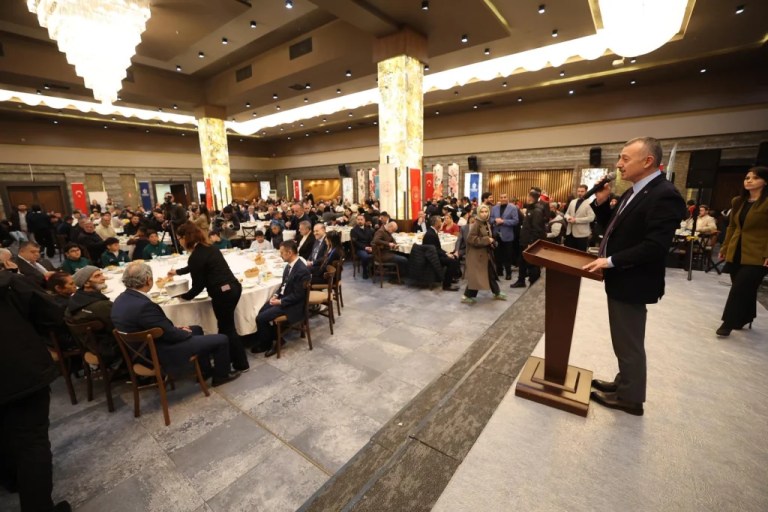 Başkan Büyükakın, Roman vatandaşlarla iftar sofrasında buluştu