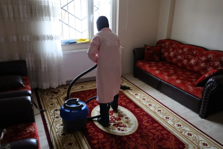 Kartepe’de yaşlılara bayram temizliği ve kişisel bakım