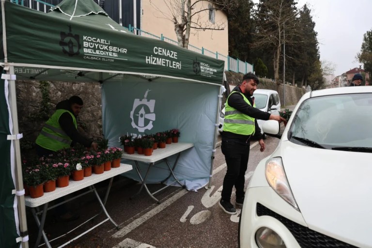 Büyükşehir’den kabir ziyaretine gelenlere çiçek ikramı