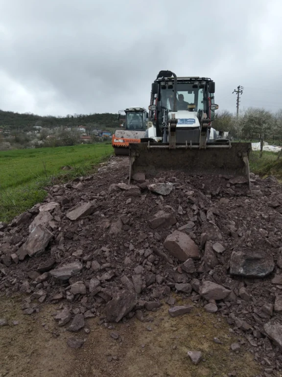 Kocaeli’de bozulan yollar Büyükşehir’den hızla onarılıyor