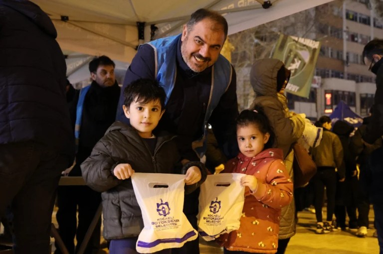 Büyükşehir’den Kadir Gecesi’nde kandil simidi ikramı