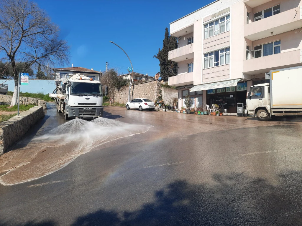 Dilovası’nda Ramazan temizliği: Cadde ve sokaklar dezenfekte ediliyor